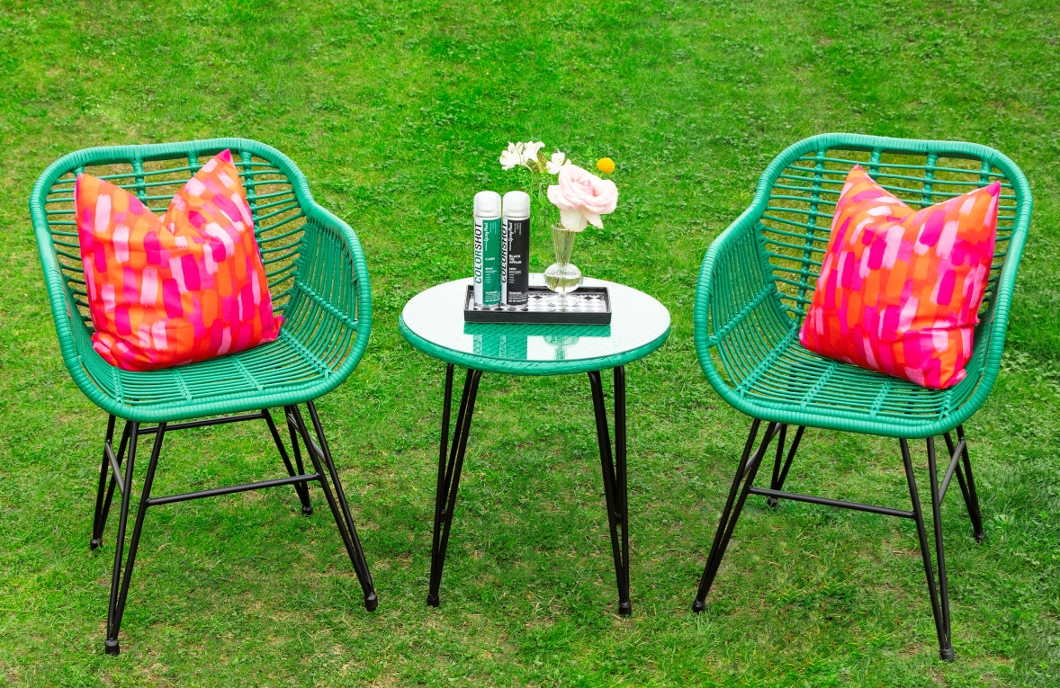 Spray Painted Wicker Furniture Refresh
