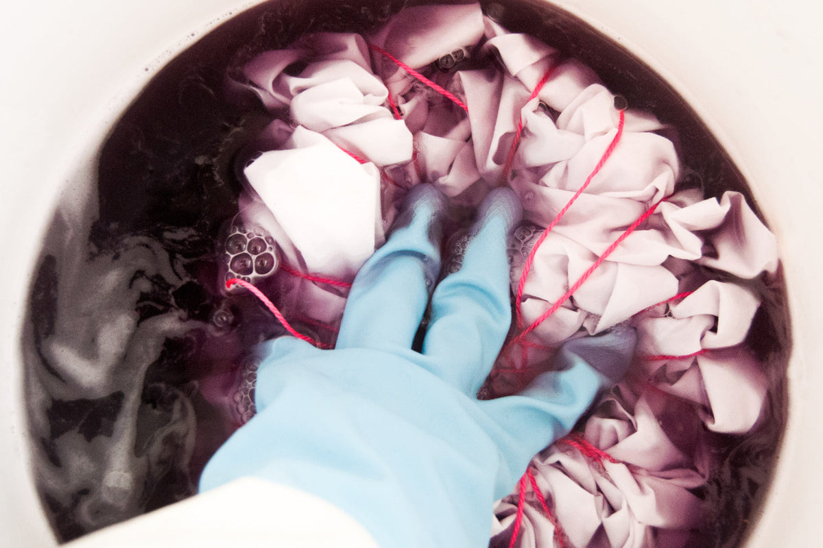 What is the best type of container to use with fabric dye?